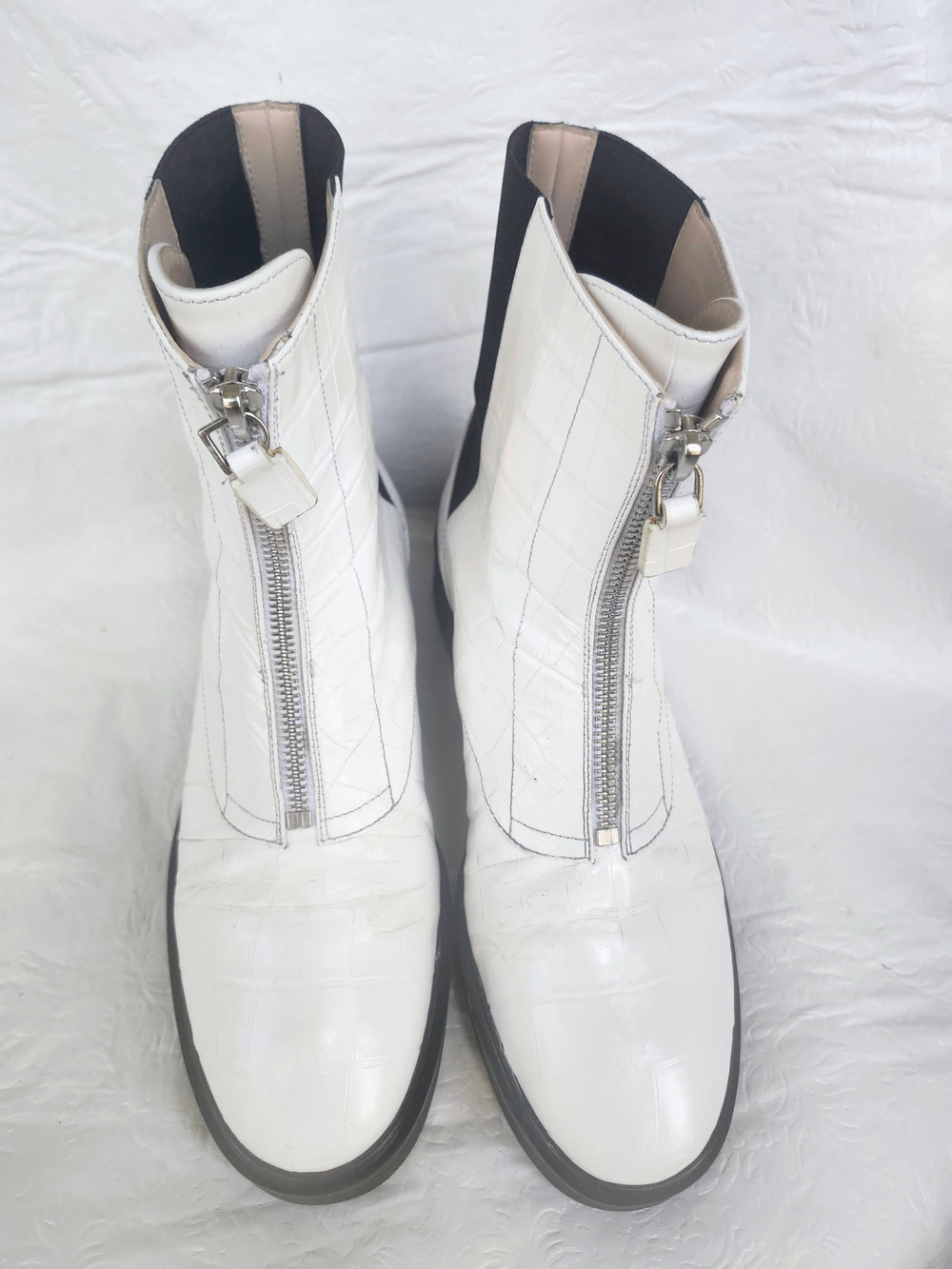 ‼️Stuart Weitzman💯% White Croc-Embossed Front-Zip Ankle Boots